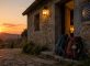 Alojamiento de piedra junto al Camino Portugués al atardecer