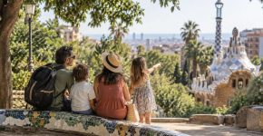 Familia descansando en un parque de Barcelona durante una visita
