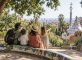 Familia descansando en un parque de Barcelona durante una visita