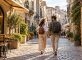 Viajeros recorren a pie una ciudad histórica europea